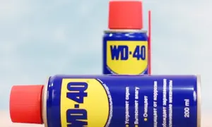 Twee blikken WD-40, een universeel product dat smeert, reinigt en beschermt tegen roest.