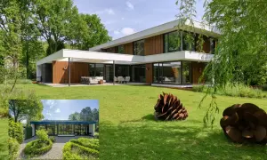 Moderne villa met veel glas en hout. Inspiratie voor huis verbouwen tips: strakke lijnen, groen en kunst in de tuin.