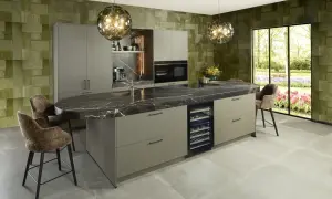 Moderne 2 kleuren keuken met marmeren eiland, wijnkoeler en groene accentmuur. Een stijlvolle plek om te koken en te genieten.