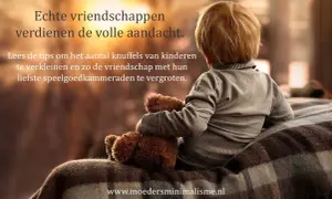 Een kind met een knuffelbeer, omringd door een plaid. Tips voor het verminderen van knuffels en het vergroten van vriendschap met speelgoed.