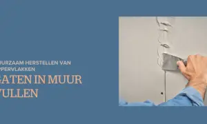 Hand met plamuurmes vult een gat in een muur met vulmiddel. Duurzaam herstellen van oppervlakken.