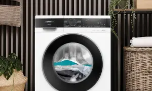 De wasmachine trommel loopt aan met een lading kleding, klaar voor een frisse wasbeurt.
