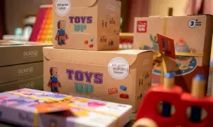 Dozen met LEGO en DUPLO speelgoed, klaar om tweedehands spullen te doneren. Elk doosje "Toys Up" geeft speelgoed een tweede leven.