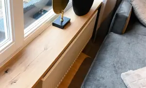 Een houten vensterbank renoveren met een moderne uitstraling. De vensterbank is van licht hout en heeft een subtiele nerf.