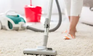 Een stofzuiger op een wit tapijt, klaar om de ruimte schoon te maken en de stofzuiger lekker te laten ruiken.