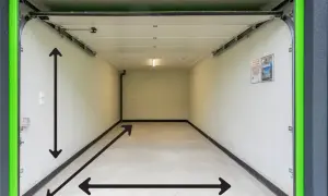 Lege garagebox met pijlen die de afmetingen aangeven, ideaal voor garagebox inrichten.