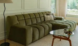 Een olijfgroene bank met zachte kussens, de perfecte basis. Welke kleur past bij groene bank? Denk aan warme aardetinten of frisse pastels voor een harmonieus interieur.