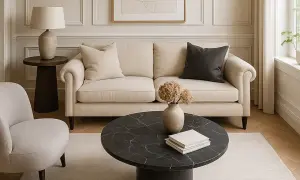 Een stijlvol interieur klassiek met een crèmekleurige bank, marmeren salontafel en een comfortabele fauteuil.
