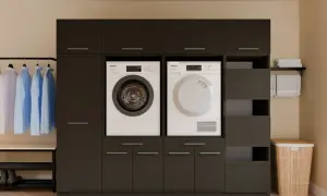 Moderne donkere kastenwand met Miele wasmachine en droger, ideaal voor wasruimte ideeën. Hangende kleding en manden voor een opgeruimd geheel.