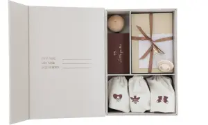 Een mooie set om een memory box te maken met een houten bal, boekje, cadeau en babyartikelen.
