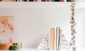 Boekensteunen in terrazzo-stijl, een leuke diy-project, houden boeken rechtop op een plank.