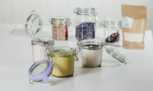 Creatief met glazen potjes: kaarsen en gedroogde bloemen in weckpotten, klaar voor een gezellige sfeer.