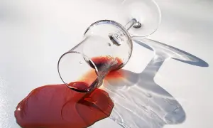 Om een opgedroogde rode wijnvlek te verwijderen, zoals tante Kaat ons leerde, is dit de situatie: een omgevallen glas rode wijn op een witte ondergrond.