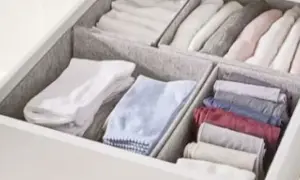 Een opgeruimde lade met netjes gevouwen kleding, geïnspireerd door de Marie Kondo methode. Kledingkast organizers houden alles netjes.