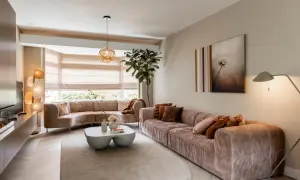 Een ruime, lichte woonkamer met comfortabele, roze banken en een bijzettafel. Dit is wat een vestibule kan zijn: een uitnodigende entree tot ontspanning.