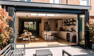 Moderne keuken en eethoek in een vergunningsvrij uitgebouwde achterzijde woning, met vouwdeuren naar terras.