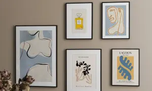 Moderne kunst aan de muur: abstracte lijnen, een Chanel-fles en gezichtsvormen. Inspiratie voor foto's aan de muur ideeën.