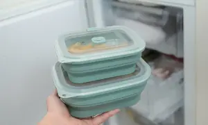 Twee opvouwbare plastic bakjes, ideaal voor het opbergen van etensresten in de koelkast.