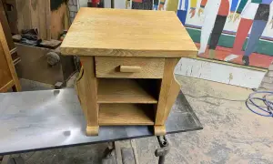 Houten nachtkastje met één lade en open vakken, klaar voor meubels zandstralen.