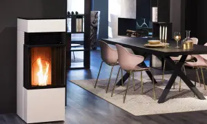 Moderne pelletkachel met vlammen, ideaal om in te bouwen in een open haard voor extra sfeer en warmte.