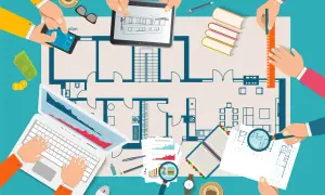 Teamwerk aan een bouwplan: hoe pak je een verbouwing aan? Met blauwdrukken, laptops, geld en koffie.