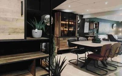 Een sfeervolle woonkamer met een **donker hout keuken** element, een eettafel met stoelen en planten.