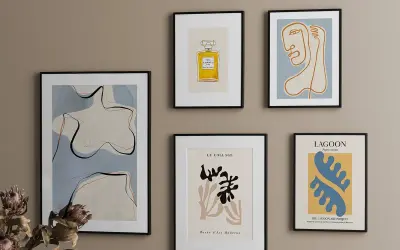 Moderne kunst aan de muur: abstracte lijnen, een Chanel-fles en gezichtsvormen. Inspiratie voor foto's aan de muur ideeën.