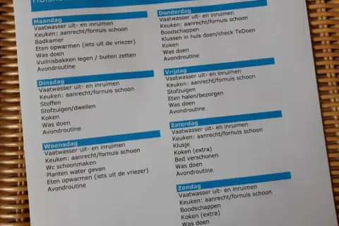 Een huishoudschema met taken per dag, zoals vaatwasser inruimen, keuken schoonmaken en was doen.