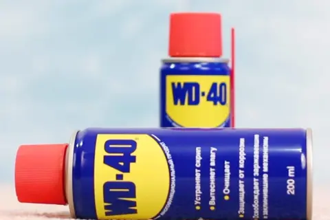 Twee blikken WD-40, een universeel product dat smeert, reinigt en beschermt tegen roest.