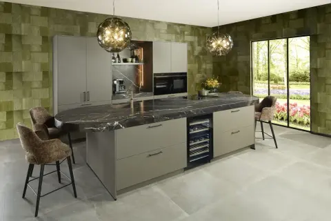 Moderne 2 kleuren keuken met marmeren eiland, wijnkoeler en groene accentmuur. Een stijlvolle plek om te koken en te genieten.