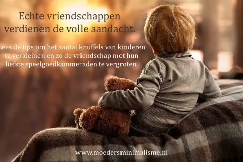 Een kind met een knuffelbeer, omringd door een plaid. Tips voor het verminderen van knuffels en het vergroten van vriendschap met speelgoed.