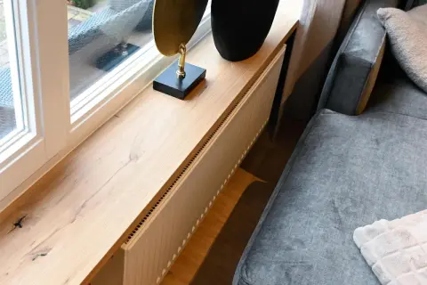Een houten vensterbank renoveren met een moderne uitstraling. De vensterbank is van licht hout en heeft een subtiele nerf.