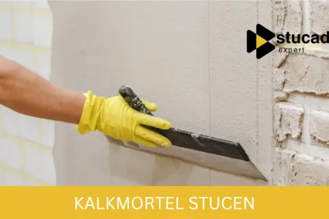 Hand met gele handschoen brengt kalkmortel aan op een binnenmuur met een troffel. Stucadoor expert.