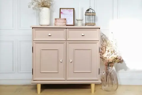 Een **oude kast opknappen voor en na**: deze roze kast is nu een blikvanger met nieuwe pootjes en decoratie.