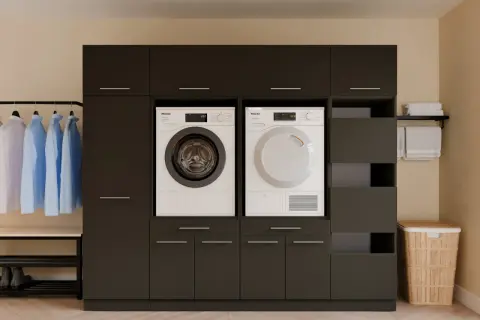 Moderne donkere kastenwand met Miele wasmachine en droger, ideaal voor wasruimte ideeën. Hangende kleding en manden voor een opgeruimd geheel.