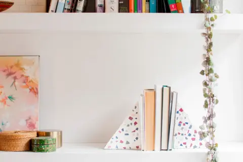 Boekensteunen in terrazzo-stijl, een leuke diy-project, houden boeken rechtop op een plank.