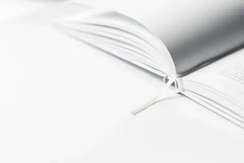 Een open boek met een wit lint, dat de essentie van minimalisme uitstraalt.