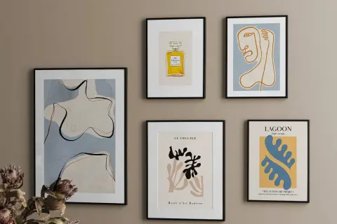 Moderne kunst aan de muur: abstracte lijnen, een Chanel-fles en gezichtsvormen. Inspiratie voor foto's aan de muur ideeën.