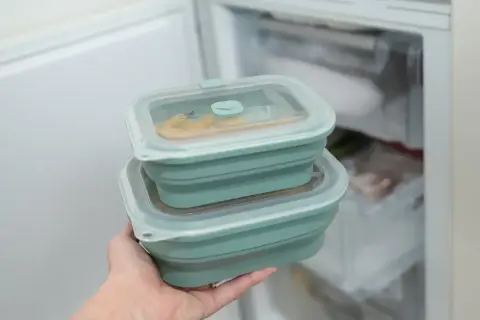 Twee opvouwbare plastic bakjes, ideaal voor het opbergen van etensresten in de koelkast.
