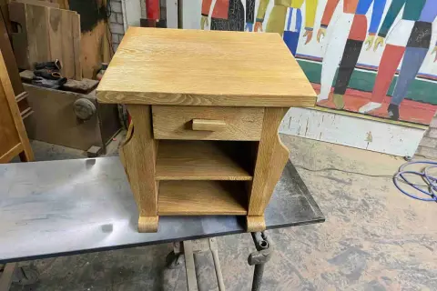 Houten nachtkastje met één lade en open vakken, klaar voor meubels zandstralen.