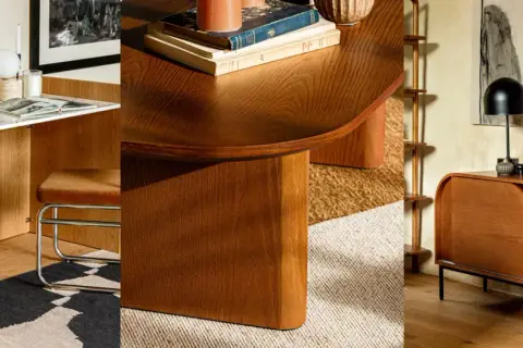 Een bureau, tafel en kast in warme houttinten, die vragen welke kleur past bij walnoot hout.