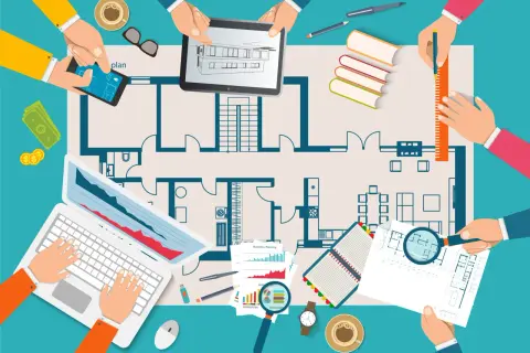 Teamwerk aan een bouwplan: hoe pak je een verbouwing aan? Met blauwdrukken, laptops, geld en koffie.