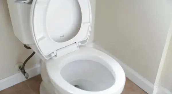 Een schone wc-bril, klaar voor een grondige reiniging met baking soda.