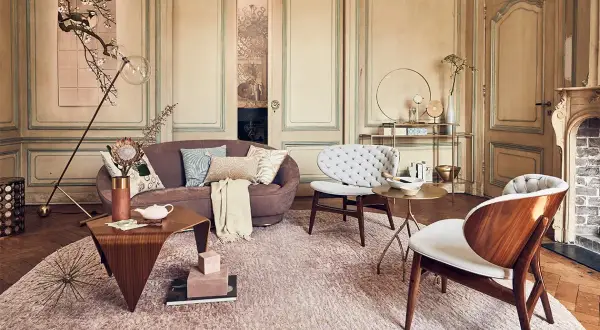 Een elegante woonkamer waar klassiek en modern interieur combineren. Een paarse bank, witte fauteuils en houten accenten.