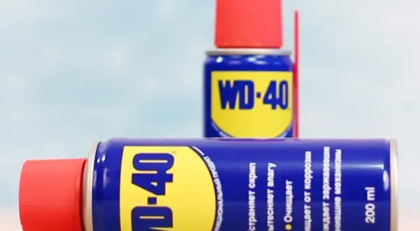 Twee blikken WD-40, een universeel product dat smeert, reinigt en beschermt tegen roest.