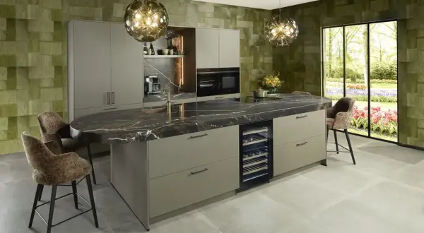 Moderne 2 kleuren keuken met marmeren eiland, wijnkoeler en groene accentmuur. Een stijlvolle plek om te koken en te genieten.