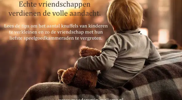 Een kind met een knuffelbeer, omringd door een plaid. Tips voor het verminderen van knuffels en het vergroten van vriendschap met speelgoed.