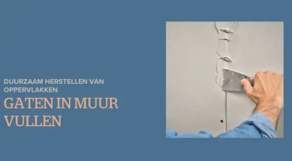 Hand met plamuurmes vult een gat in een muur met vulmiddel. Duurzaam herstellen van oppervlakken.