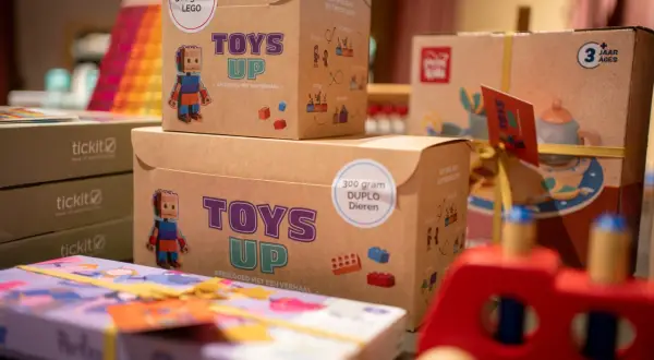 Dozen met LEGO en DUPLO speelgoed, klaar om tweedehands spullen te doneren. Elk doosje "Toys Up" geeft speelgoed een tweede leven.