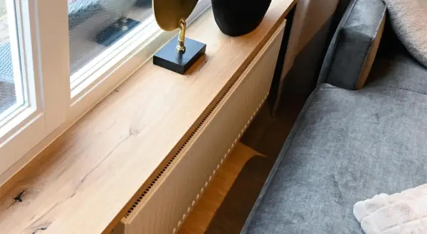 Een houten vensterbank renoveren met een moderne uitstraling. De vensterbank is van licht hout en heeft een subtiele nerf.